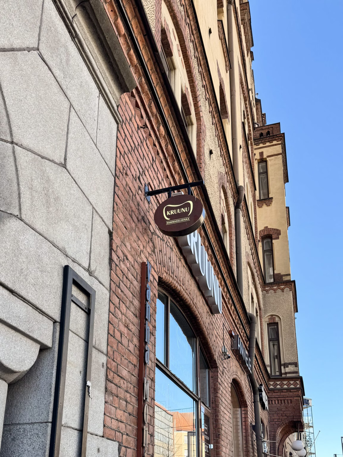 Botox Tampere – Dental Clinic Kruunu entrance on Hämeenkatu, Ville Männistö's reception