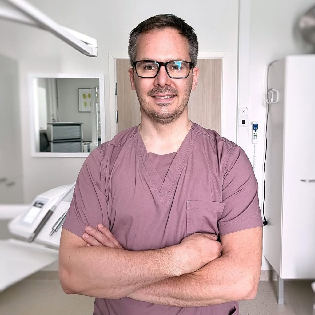 Ville Männistö vastaanotolla ennen hammasimplanttihoidon konsultointia