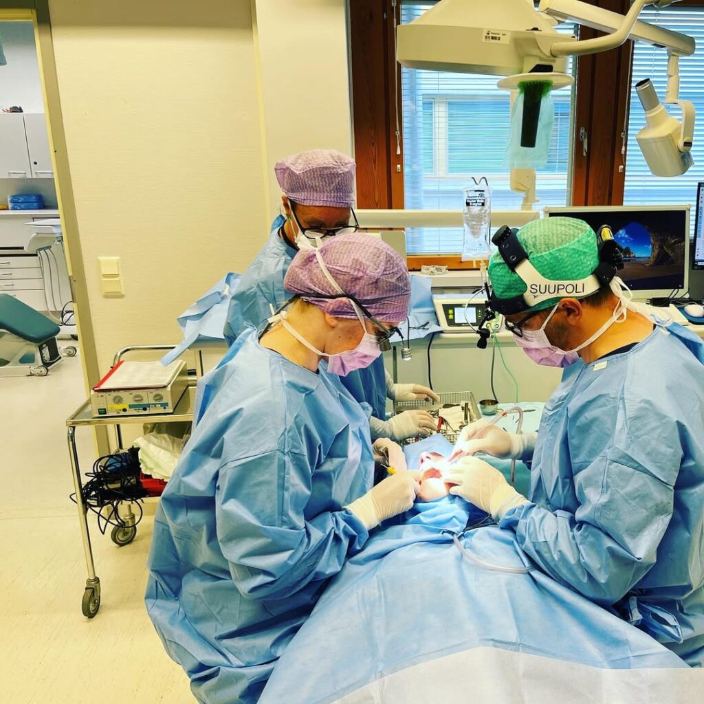 Ville Männistö poistamassa hammasta leikkaussalissa