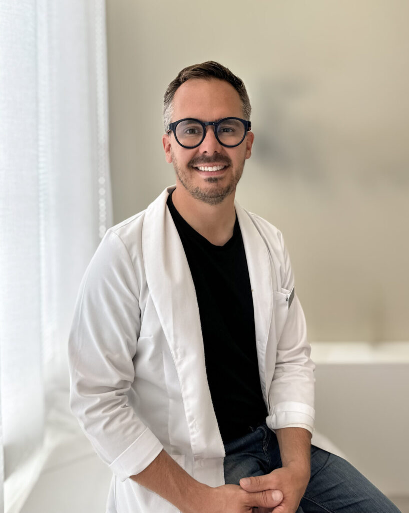 Erikoishammaslääkäri Ville Männistö vastaanottamassa yhteydenottopyyntöjä